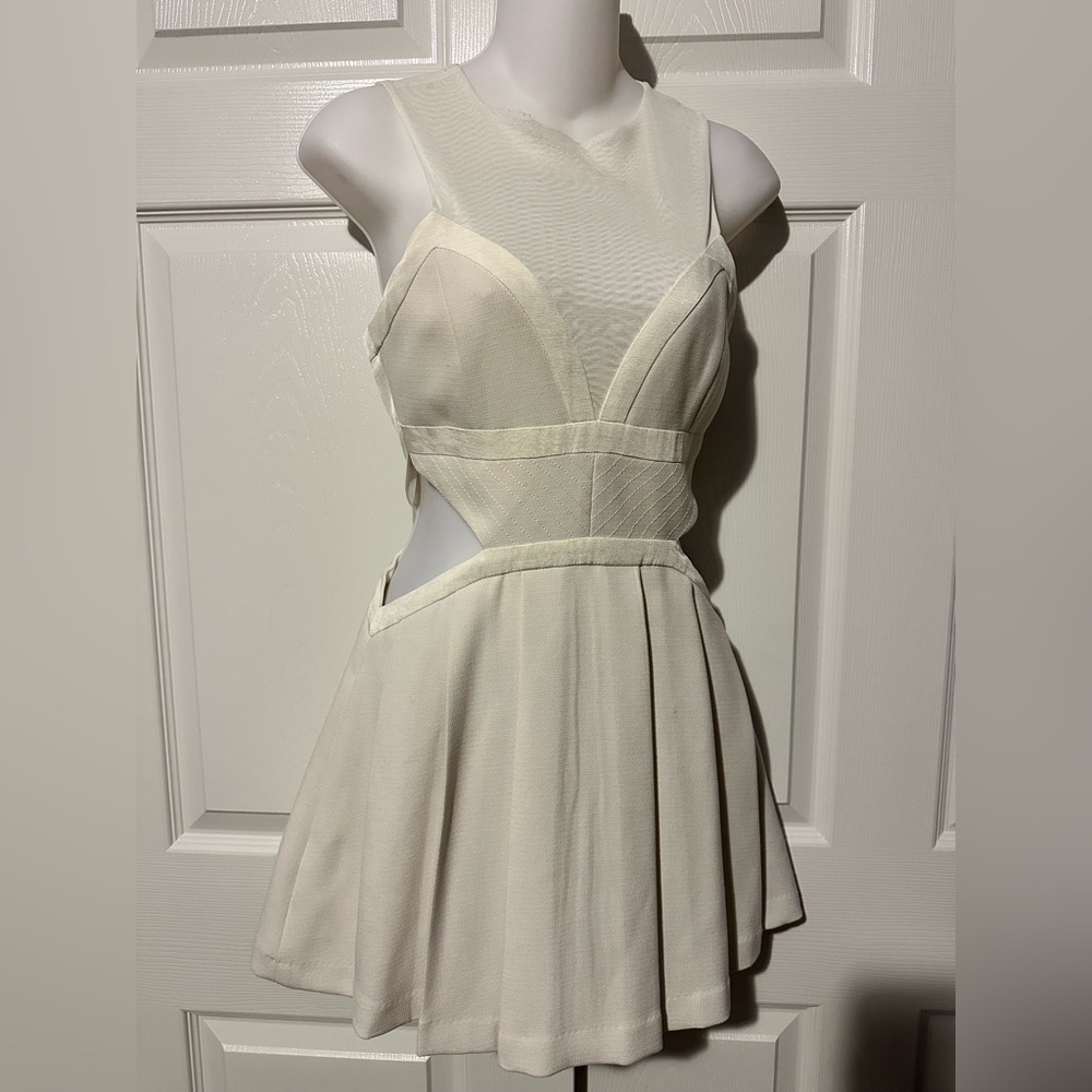 Three Floor XXS 2 winter White sheet cut out Dress